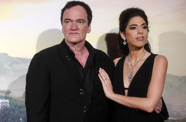 Quentin Tarantino sa stal prvýkrát otcom, filmárovi a jeho manželke sa narodil chlapec