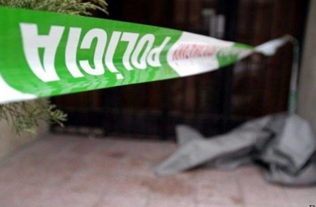 Polícia zasahovala v bratislavskom byte, našla mŕtvu ženu a zraneného muža