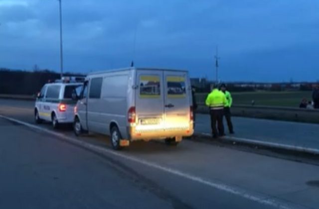 Policajti zastavili na hraniciach rumunskú dodávku, vo vnútri ich čakalo prekvapenie (video)