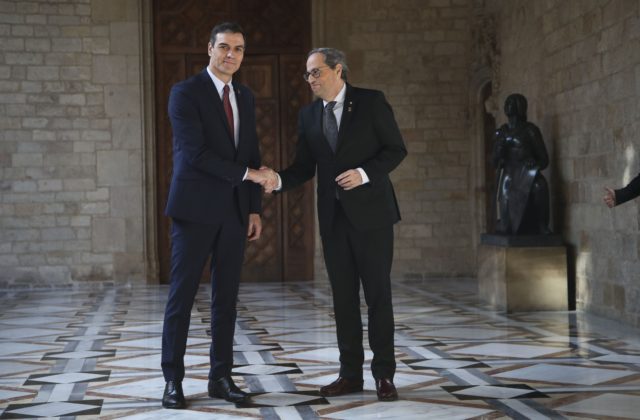 Madrid a Barcelona začnú dialóg o Katalánsku, premiér Sánchez dostal knihy o ľudských právach