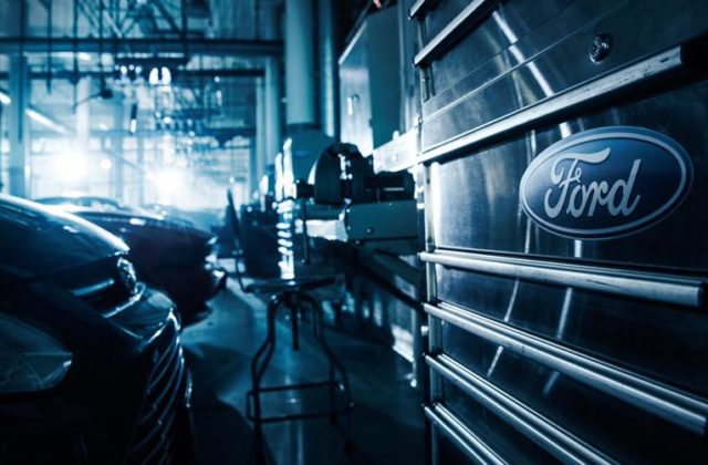 Automobilka Ford plánuje obnoviť výrobu do polovice apríla, v skorý reštart USA verí aj Trump