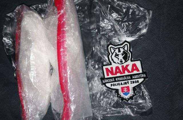Policajti NAKA zadržali pri Zvolene dílera drog, v aute mal kokaín aj metamfetamín