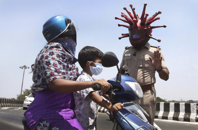 Policajt s prilbou v tvare koronavírusu straší ľudí, ktorí sa odmietajú chrániť rúškom