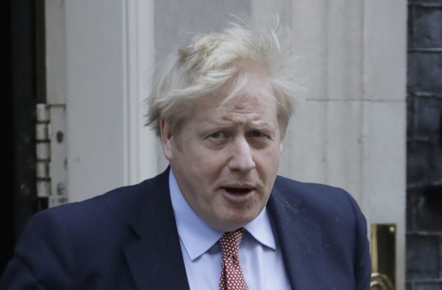 Premiér Boris Johnson má stále príznaky koronavírusu, lekári mu odporučili iba sedemdňovú karanténu