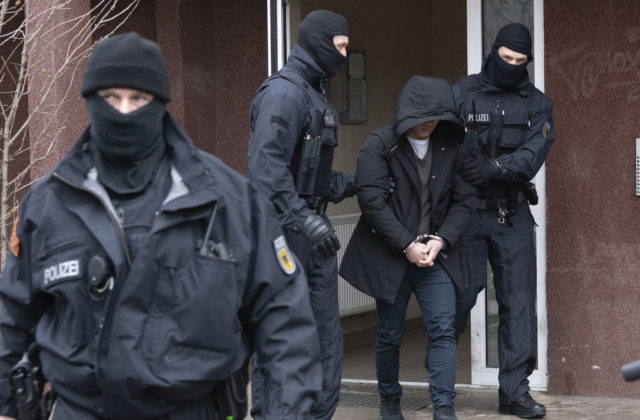 Polícia prehľadala byty podozrivých extrémistov, ktorí v Nemecku plánovali útoky na migrantov