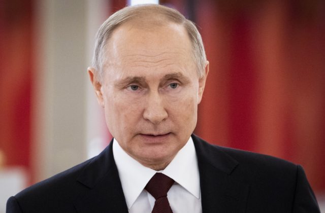 Putin chce zastaviť koronavírus týždňom plateného voľna, Moskva nariadila zákaz vychádzania