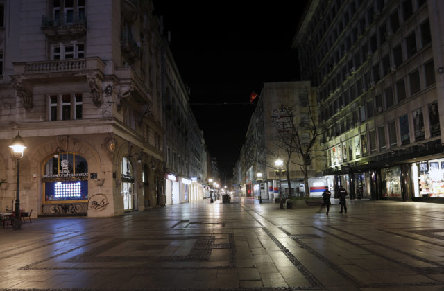 Srbsko úplne uzatvorilo svoje hranice, v krajine zaviedli aj zákaz nočného vychádzania
