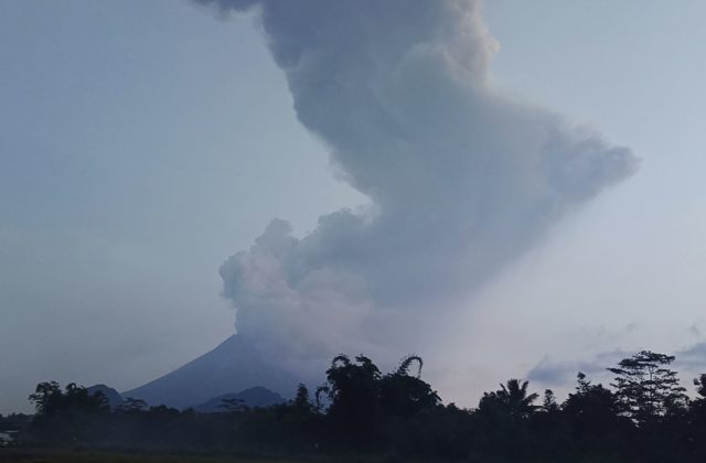 Sopka Merapi vychrlila dym a popol do výšky až šesťtisíc metrov (video)