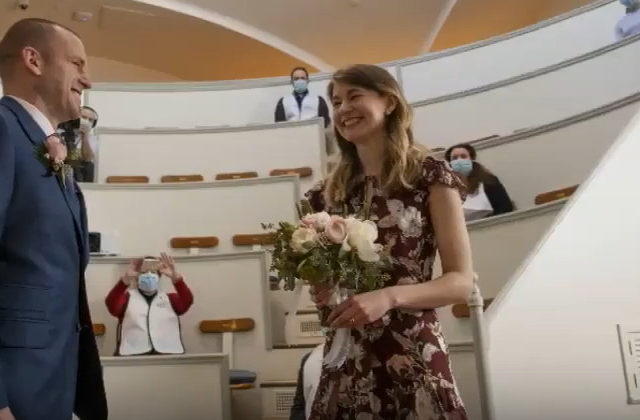 Epidemiológovia museli pre koronavírus zrušiť svadbu, nakoniec sa zosobášili v nemocnici (video)