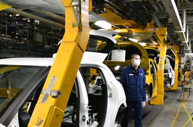 Trnavská automobilka PSA chce postupne obnoviť výrobu, ako prvú spustí do prevádzky zvarovňu