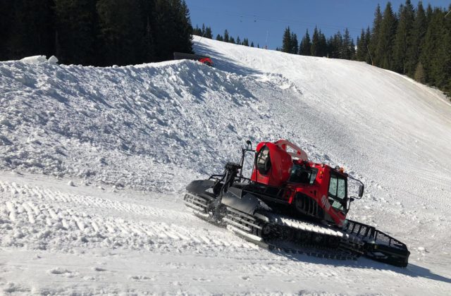 V Jasnej pripravujú najväčšiu skládku snehu na Slovensku, pomôže rýchlejšie rozbehnúť budúcu sezónu