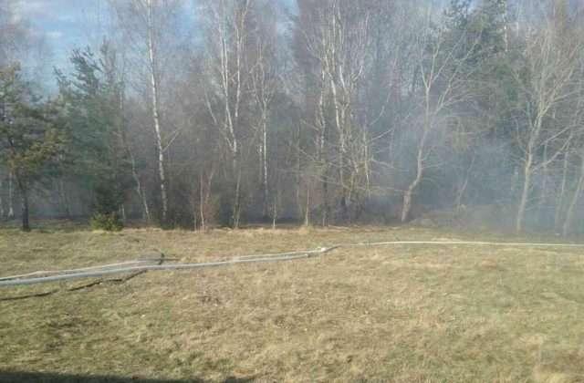 Pri obci Látky v okrese Detva začal horieť les, na zásah vyrazilo takmer tridsať hasičov