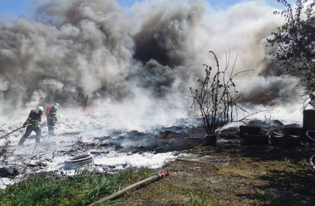 Hasiči dostali požiar v stajni v Bratislave pod kontrolu, hasenie im sťažuje silný vietor (foto)