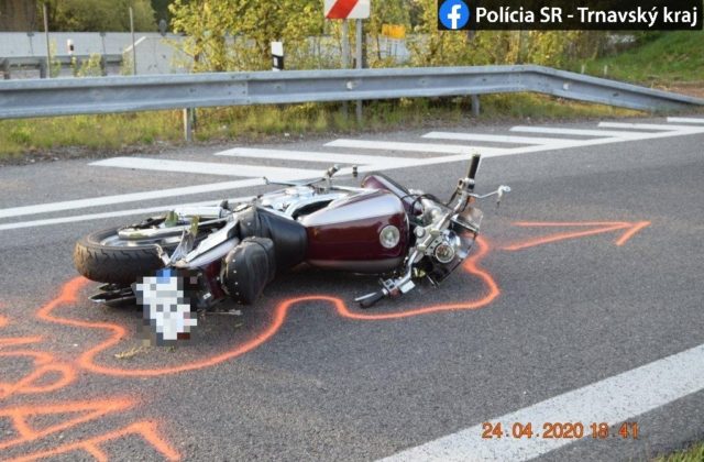 Motocyklista po páde prišiel o život, polícia hľadá svedkov nehody (foto)