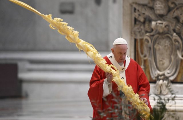Pápež František: Skutoční hrdinovia tejto doby nie sú slávni, bohatí ani úspešní, ale slúžia ostatným