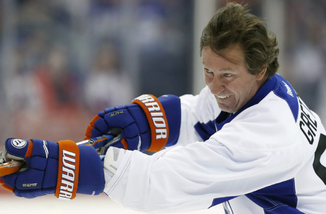 Najlepším centrom modernej histórie NHL je slávny Gretzky, medzi elitou aj Šťastný a Mikita