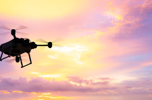 V Británií budú dezinfikovať verejné priestranstvá z dronov