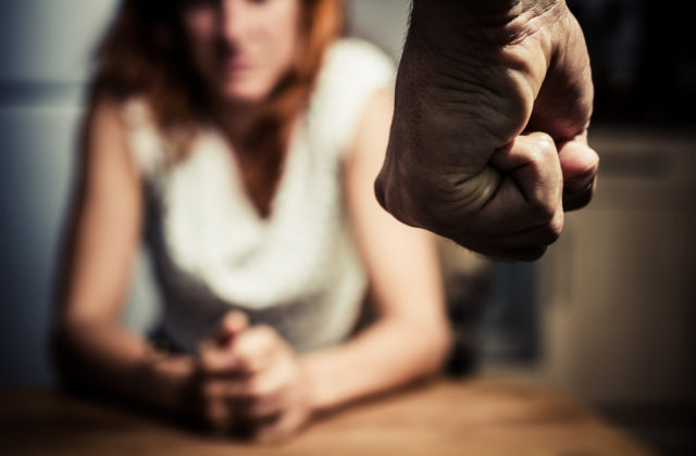 Počas epidémie narastá domáce násilie. Ak ste sa stali obeťou, nahláste to