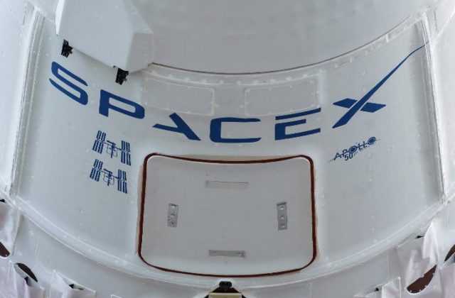 NASA vyzvala ľudí, aby nešli sledovať štart rakety SpaceX, ktorá povezie ľudskú posádku