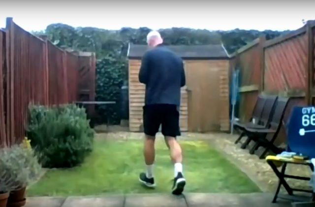 Bývalý oštepár oslávil narodeniny maratónom, odbehol ho na dvore svojho domu (video)