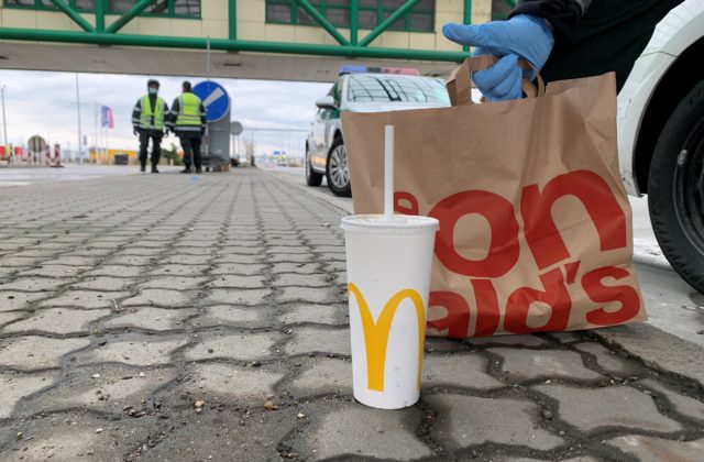 Jedlo sa stáva symbol solidarity, zamestnanci McDonald’s pripravujú denne stovky jedál zadarmo naprieč Slovenskom