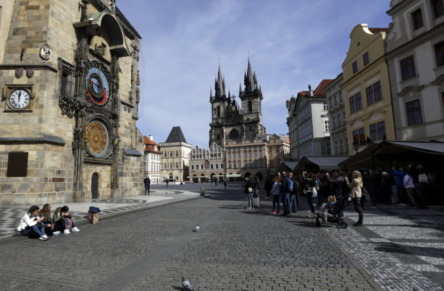 Česká vláda ďalej uvoľňuje reštrikcie, zrušila zákaz voľného pohybu a cestovania do zahraničia