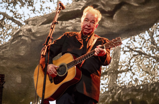 Zomrel americký folkový spevák John Prine, podľahol koronavírusu