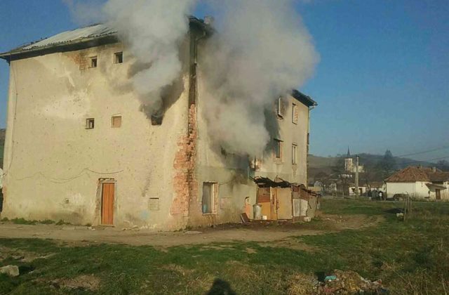 Požiar v bytovom dome v obci Sútor si vyžiadal jednu obeť a šesť zranených