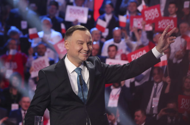 Epidémia koronavírusu zasiahla prezidenstké voľby v Poľsku, ľudia budú hlasovať prostredníctvom pošty