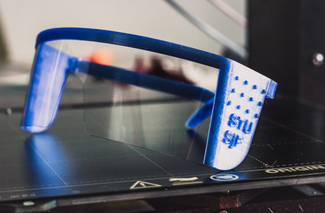 Študenti STU skonštruovali prototyp ochranných okuliarov. Dokážete si ich vyrobiť aj sami