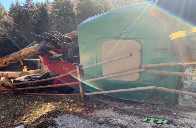 Pri obci Čičmany sa prevrátil kamión s drevom, šofér a spolujazdec skončili v nemocnici (foto)