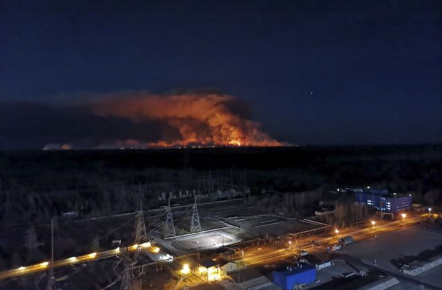 Pri jadrovej elektrárni Černobyľ vyčíňajú nové lesné požiare, zvýšená radiácia údajne nehrozí (foto)