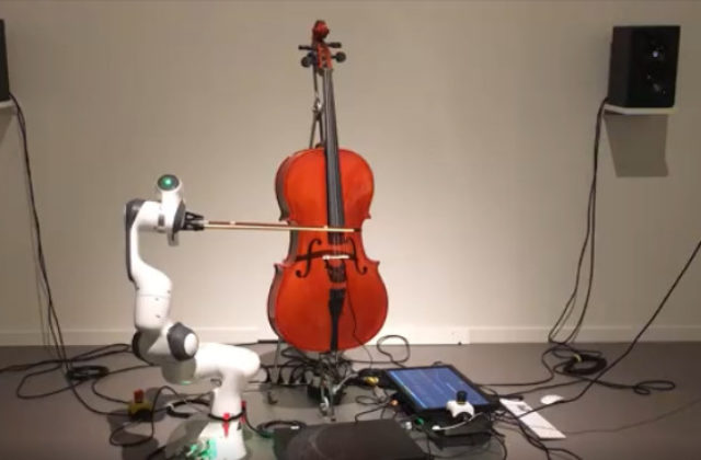 Robot zahral na violončele novú skladbu od oscarovej hudobníčky Hildur Gudnadóttir (video)