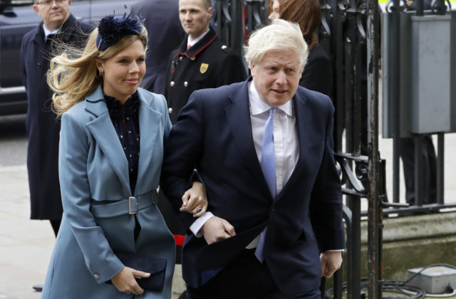 Boris Johnson sa stal opäť šťastným otcom, partnerka Carrie mu porodila syna