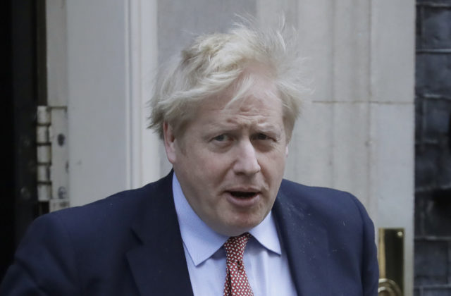 Britský premiér Johnson ostáva na jednotke intenzívnej starostlivosti, jeho zdravotný stav sa nelepší