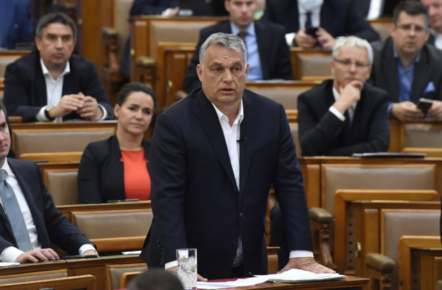 Orbán očakáva pätinu nakazených zamestnancov zdravotníctva, Maďarsku chýbajú pľúcne ventilátory