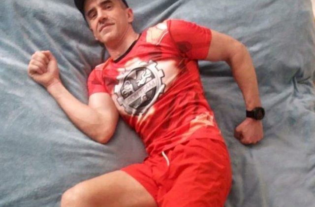Ruský extrémny športovec si vynahradil preteky a zabehol ultramaratón okolo postele