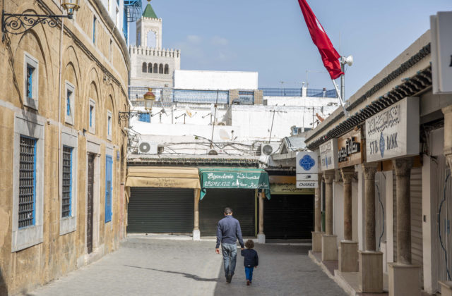 Zákaz vychádzania kontroluje v uliciach Tunisu policajný robot s termokamerou
