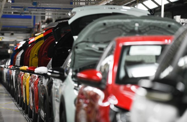 Trnavská automobilka Groupe PSA čoskoro začne vyrábať aj v tretej pracovnej zmene
