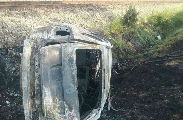 Pri Gemerskej Hôrke havarovalo auto a začalo horieť, nehodu neprežila maloletá osoba (foto)
