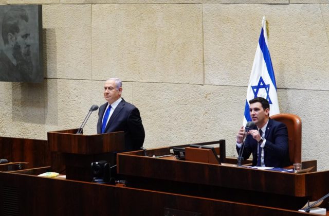 Nová izraelská vláda zložila prísahu, Netanjahua na poste premiéra vystrieda Ganc