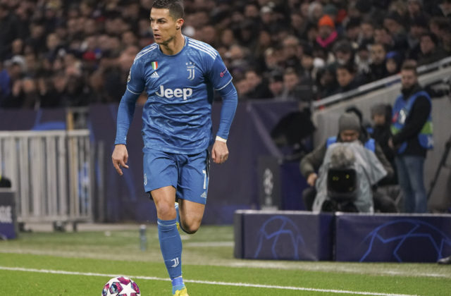 Cristiano Ronaldo pricestoval do Turína, po karanténe sa zapojí do tréningového procesu