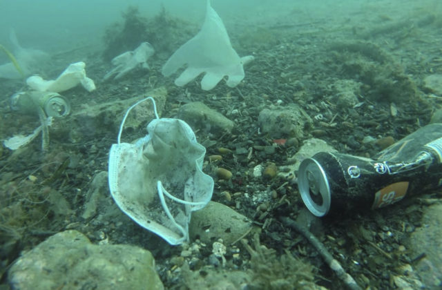 More popri Azúrovom pobreží našli množstvo odpadu, nachádzajú sa tu aj masky či gumené rukavice