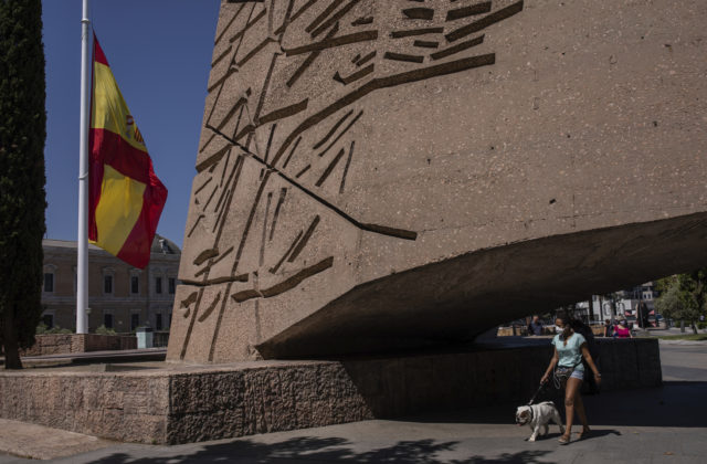 Za obete pandémie sa v Španielsku začal desaťdňový štátny smútok