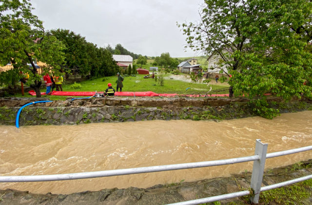 V obci Pichne po záplavách pomáhajú vojaci, vytvoria aj náhradné premostenie