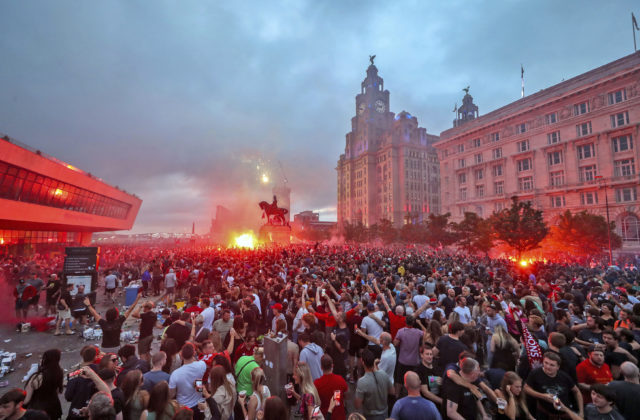 Fanúšikovia Liverpoolu oslavovali víťazstvo v uliciach, klub ich správanie v čase pandémie odsúdil  (video)