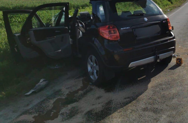Chevrolet prešiel do protismeru a čelne sa zrazil so Suzuki, pri nehode zomrela spolujazdkyňa (foto)