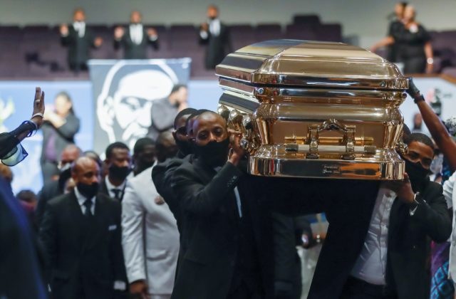 Na pohreb Georgea Floyda prišli hudobníci aj politici, v smútočných rečiach kritizovali aj Trumpa (foto+video)