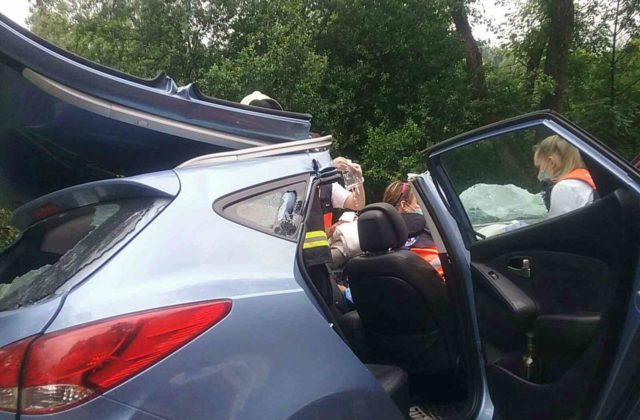 Pri Kysuckom Lieskovci sa zrazilo auto s kamiónom, zasahovali hasiči (foto)