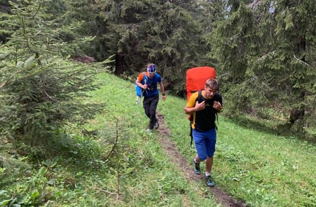 V Nízkych Tatrách pomáhali horskí záchranári zranenému turistovi, zasahovať musel aj vrtuľník (foto)